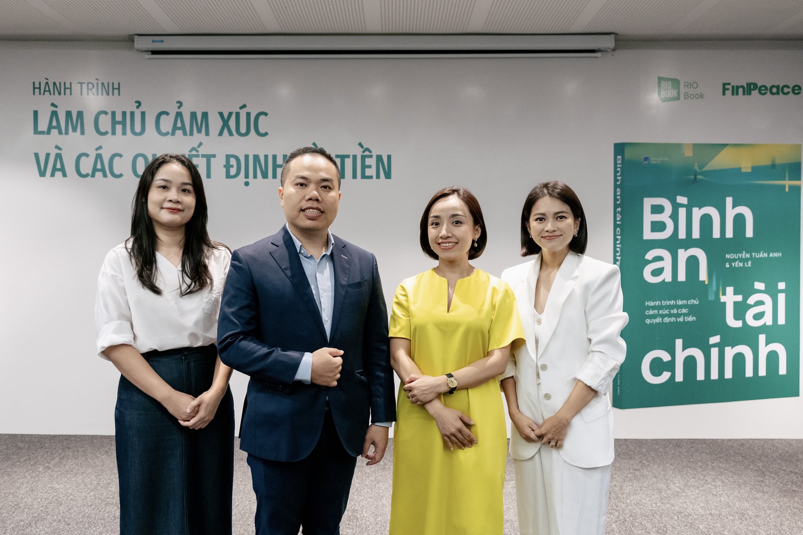 Tác giả Nguyễn Tuấn Anh ký tặng sách